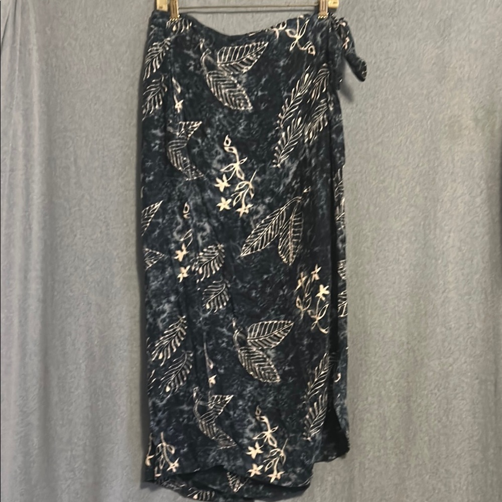 Blue and White Wrap Midi Skirt size large with inside travel pocket